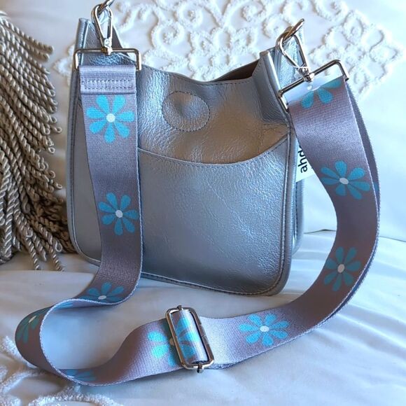 AhDorned🩶 Silver Vegan Leather Small Messenger Crossbody Bag NWT - Picture 5 of 11